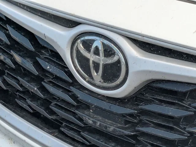 Used 2023 Wind Chill Pearl Toyota XLE image 5