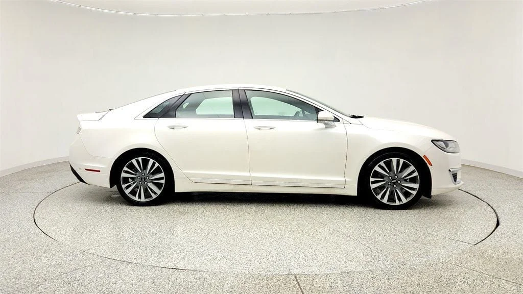 Used 2020 White Platinum Metallic Tri-Coat Lincoln Hybrid Reserve FWD image 4