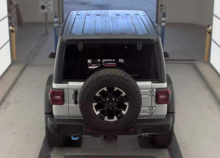 Used 2024 Silver Zynith Clearcoat Jeep Rubicon image 6