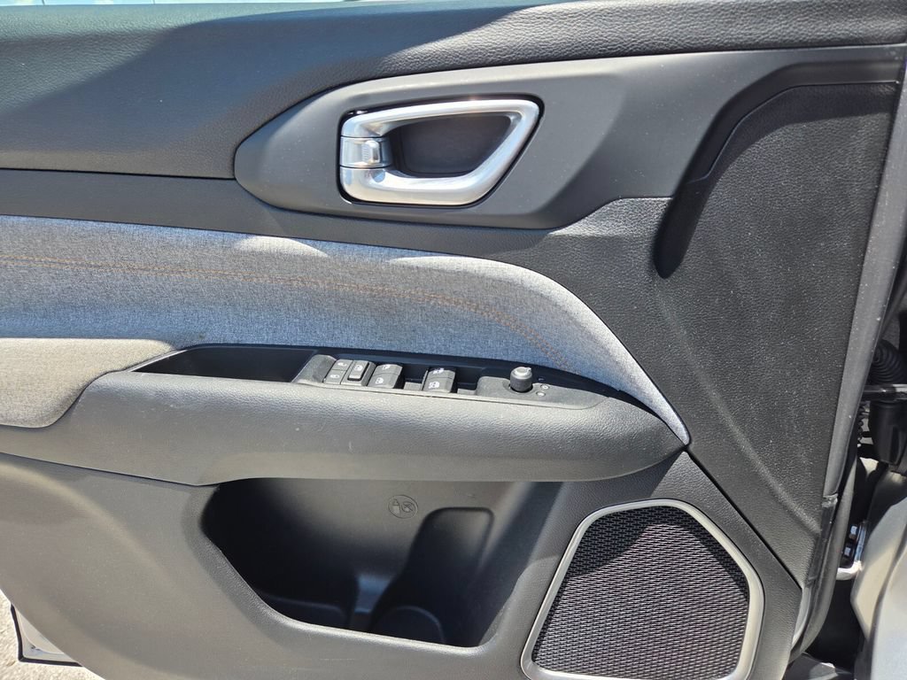 Used 2022  Jeep  image 23