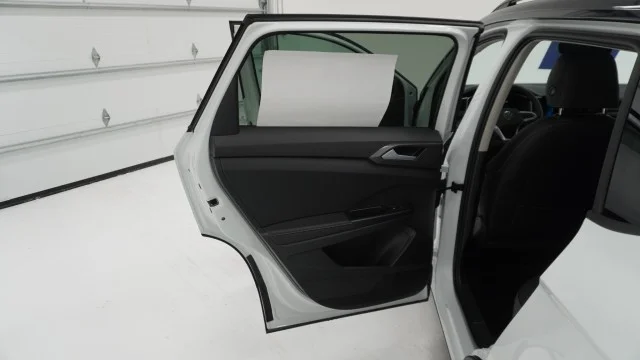 New 2026 Pure White w/Deep Black Roof Volkswagen SE Black image 18