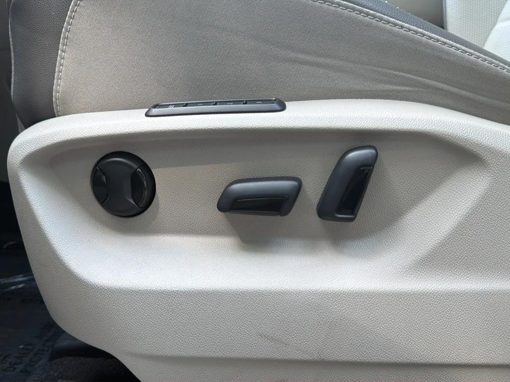Used 2023  Volkswagen 3.6L V6 SEL Premium R-Line image 17