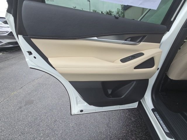 Used 2023 White INFINITI LUXE image 22