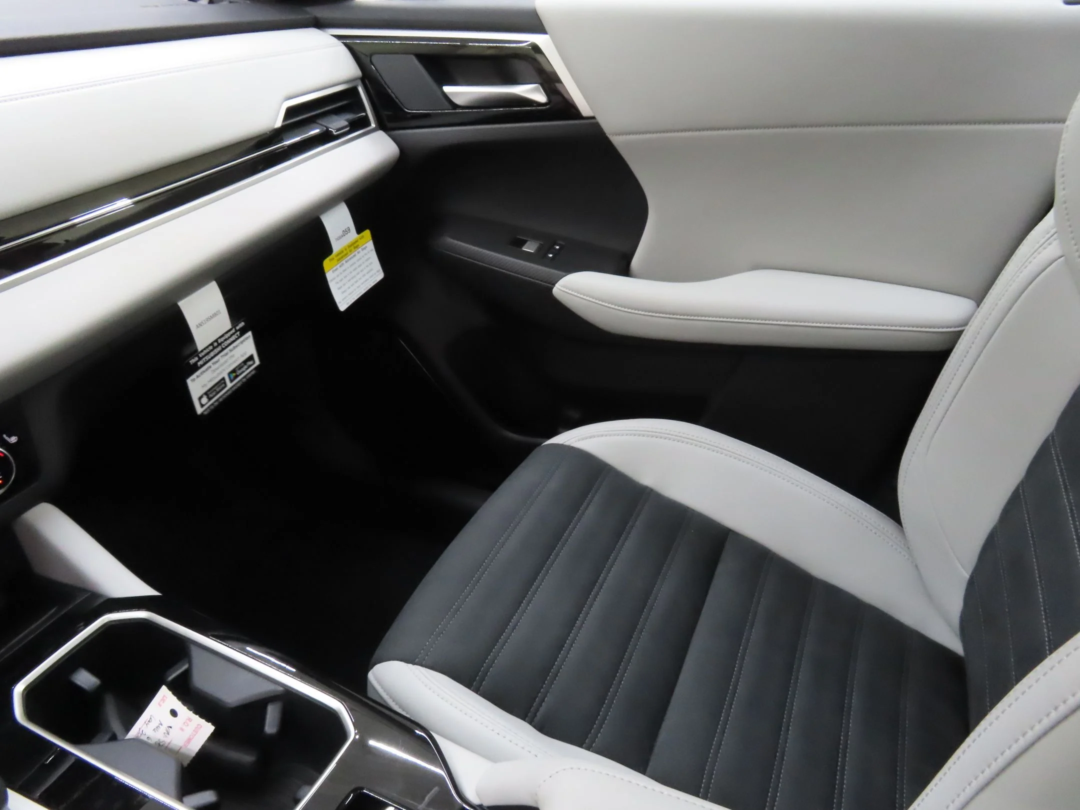 2025 Mitsubishi Outlander SE - Photo 20
