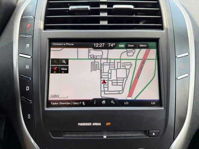 Used 2015 White Lincoln Base image 12