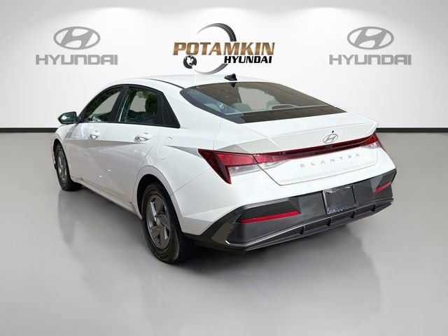 Used 2025 White Hyundai SE image 7