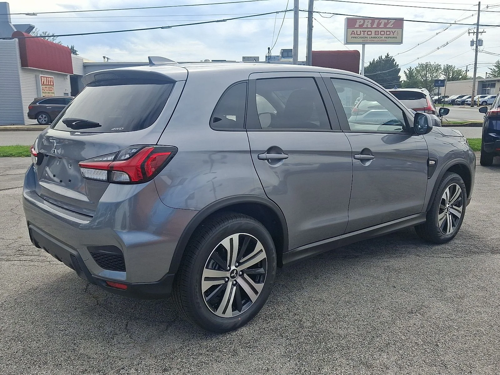 New 2027 Gray Mitsubishi 2.0 ES image 3