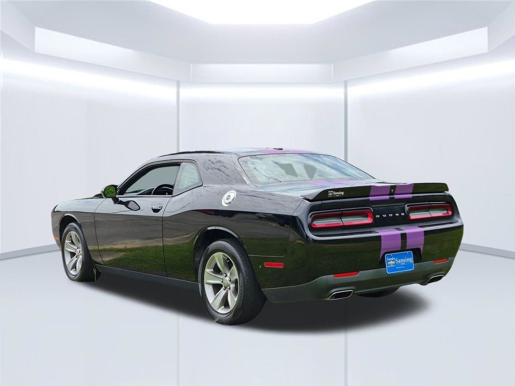 Used 2019 Black Dodge SXT image 3