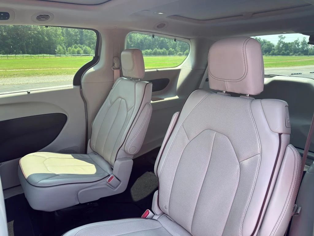Used 2017 Silver Chrysler Limited image 8