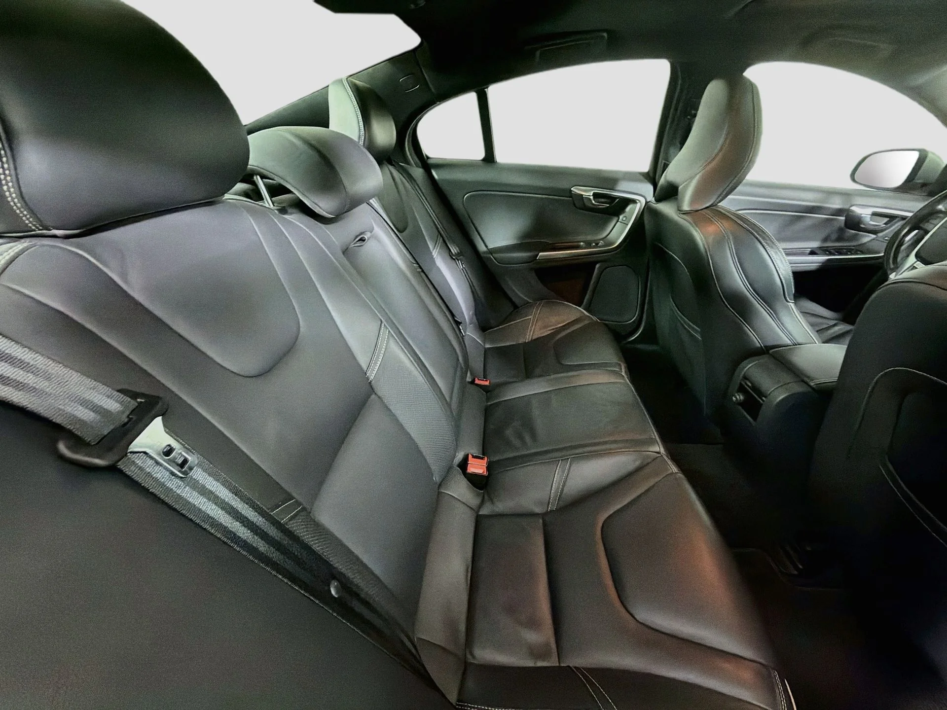 Used 2016 Black Volvo T6 Drive-E R-Design image 28