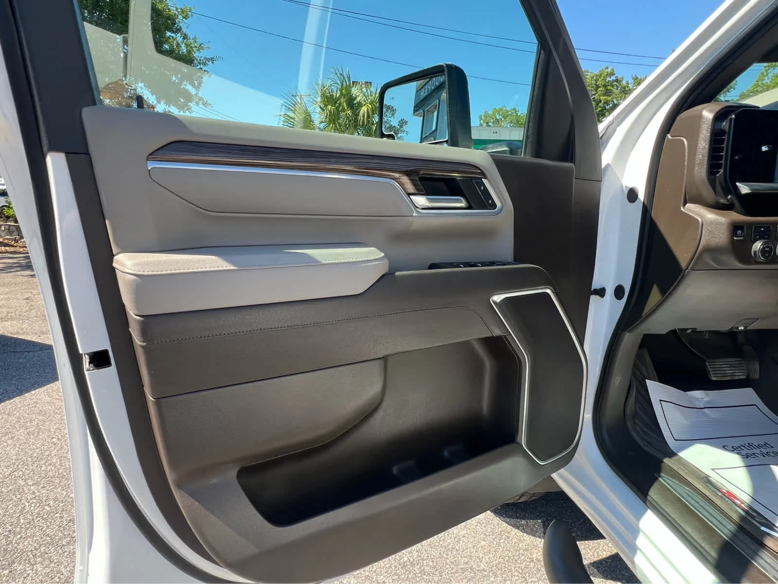 Used 2025 Summit White Chevrolet LT image 8