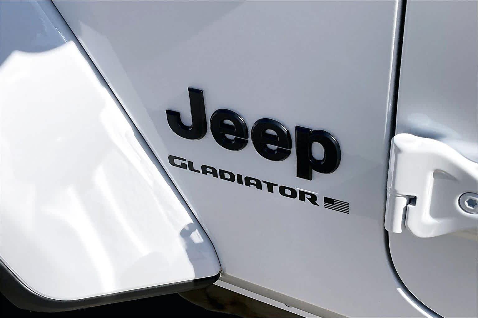 New 2026 Bright White Clear-Coat Exterior Paint Jeep Sport S image 15
