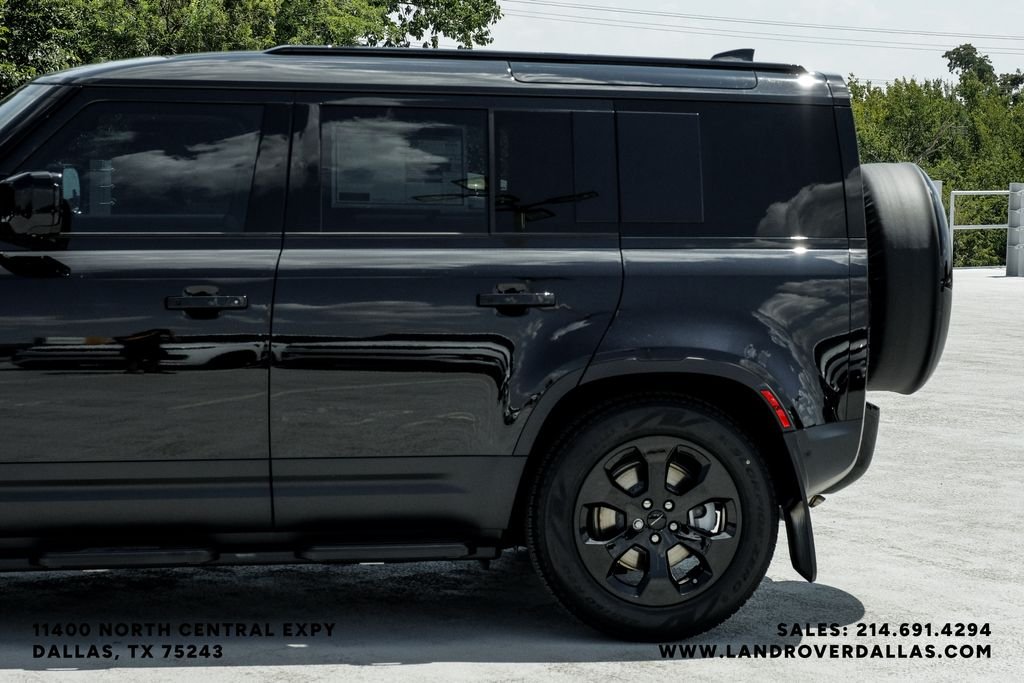 New 2026 Santorini Black Metallic Land Rover S image 15