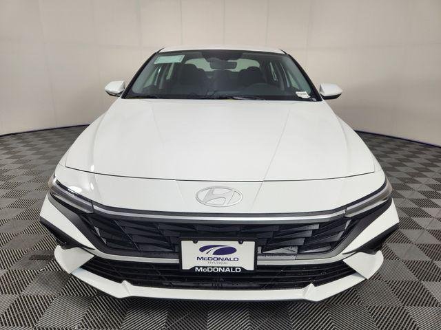 New 2026 White Hyundai SE image 8