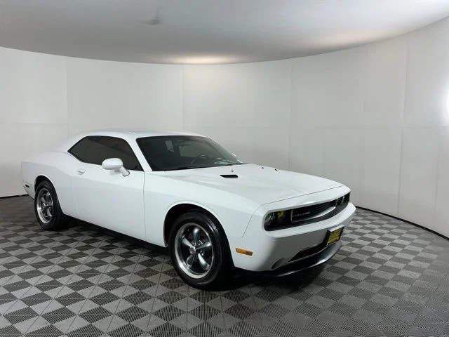 Used 2013 Bright White Dodge SXT image 3