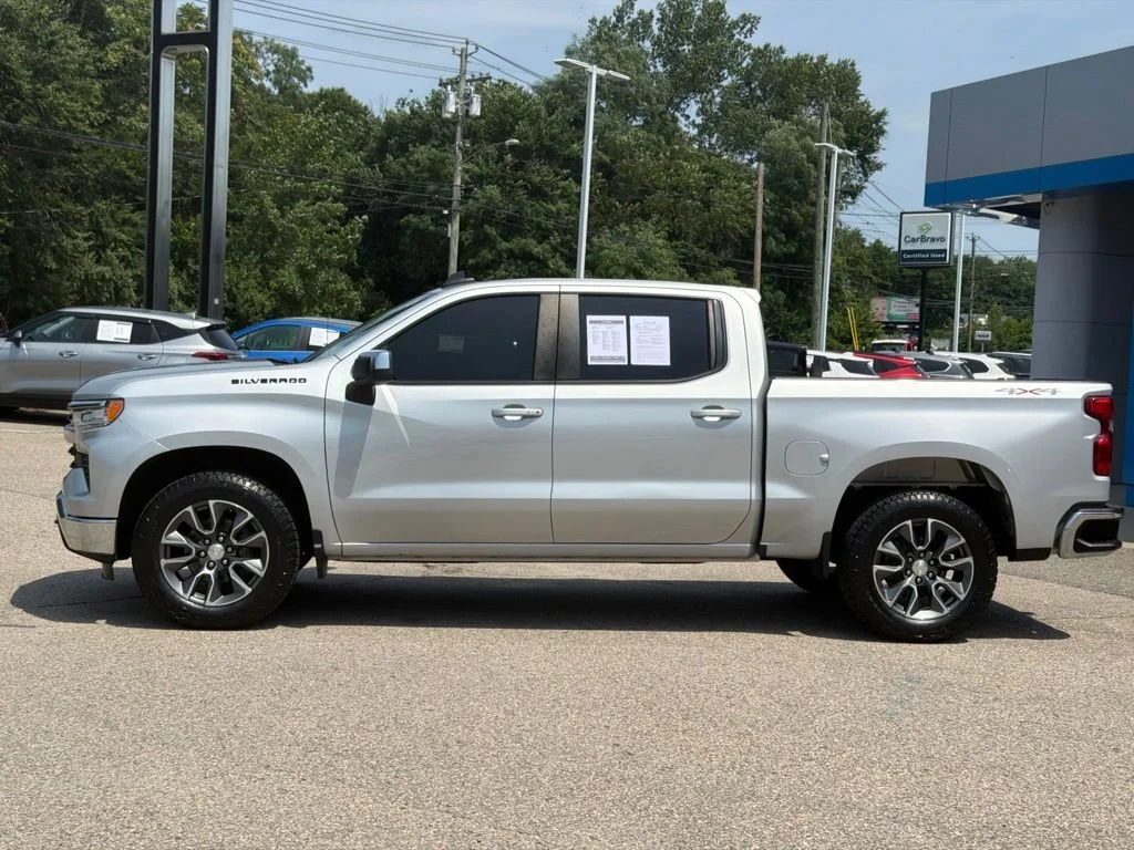 2022 Chevrolet Silverado 1500 LT - Photo 3