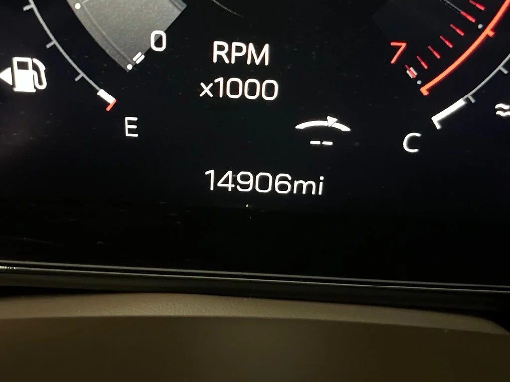 Used 2025 White GMC Elevation image 29
