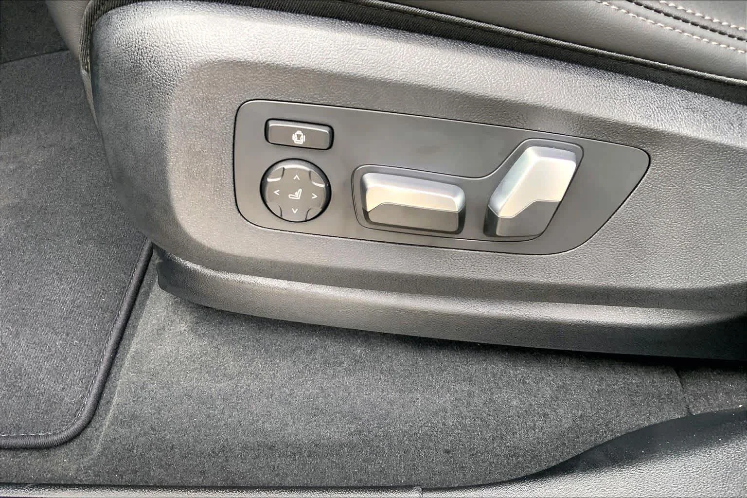 New 2026 Black Sapphire Metallic BMW sDrive40i image 16