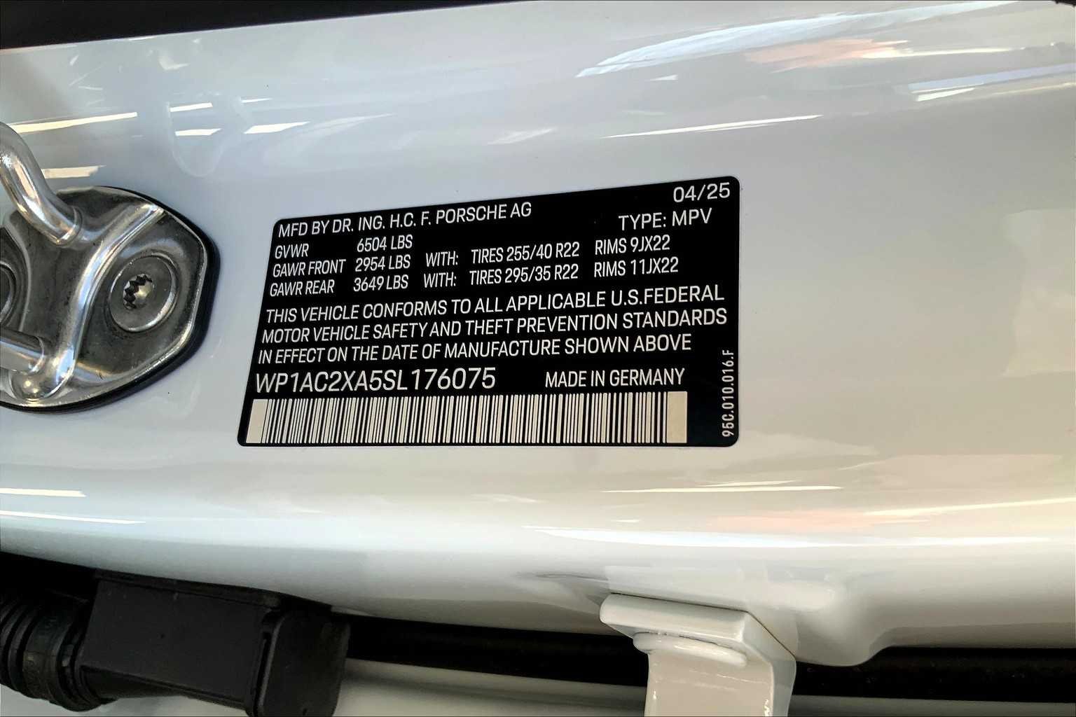 2025 Porsche Macan Turbo Electric - Photo 26