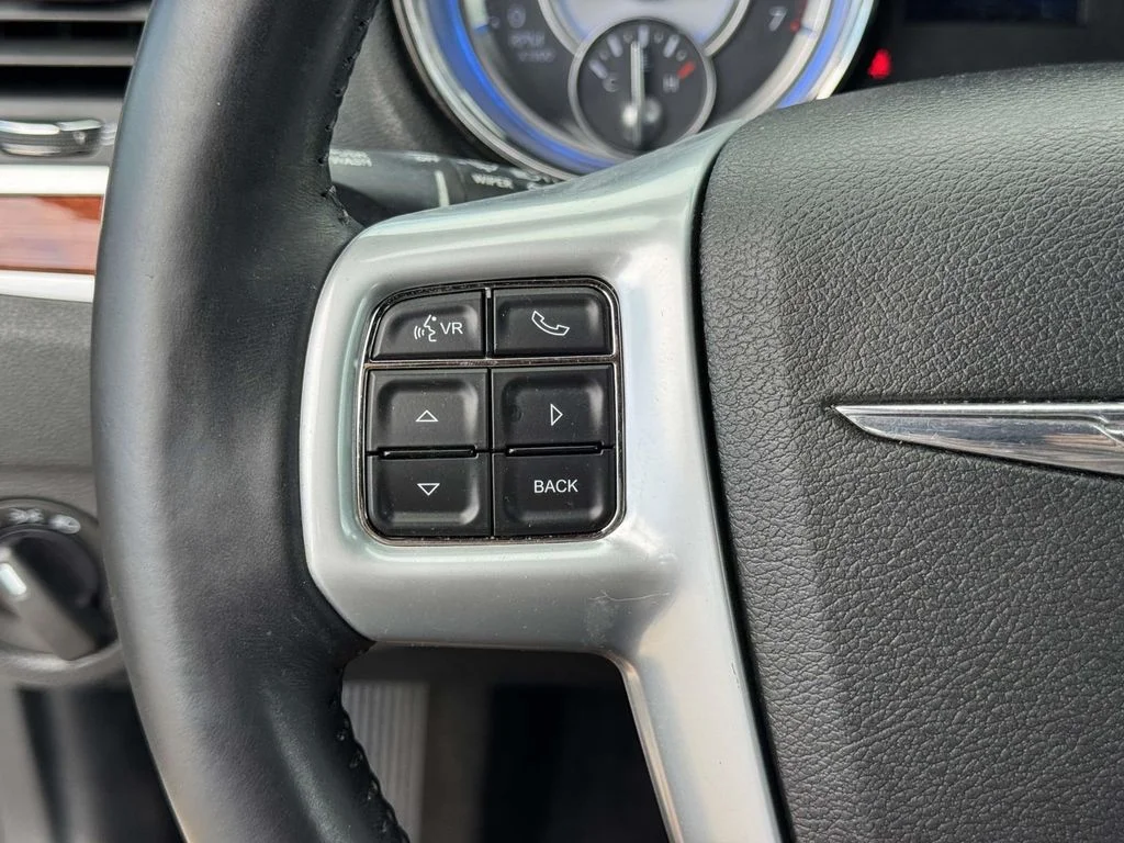 2013 Chrysler 300 Base - Photo 22