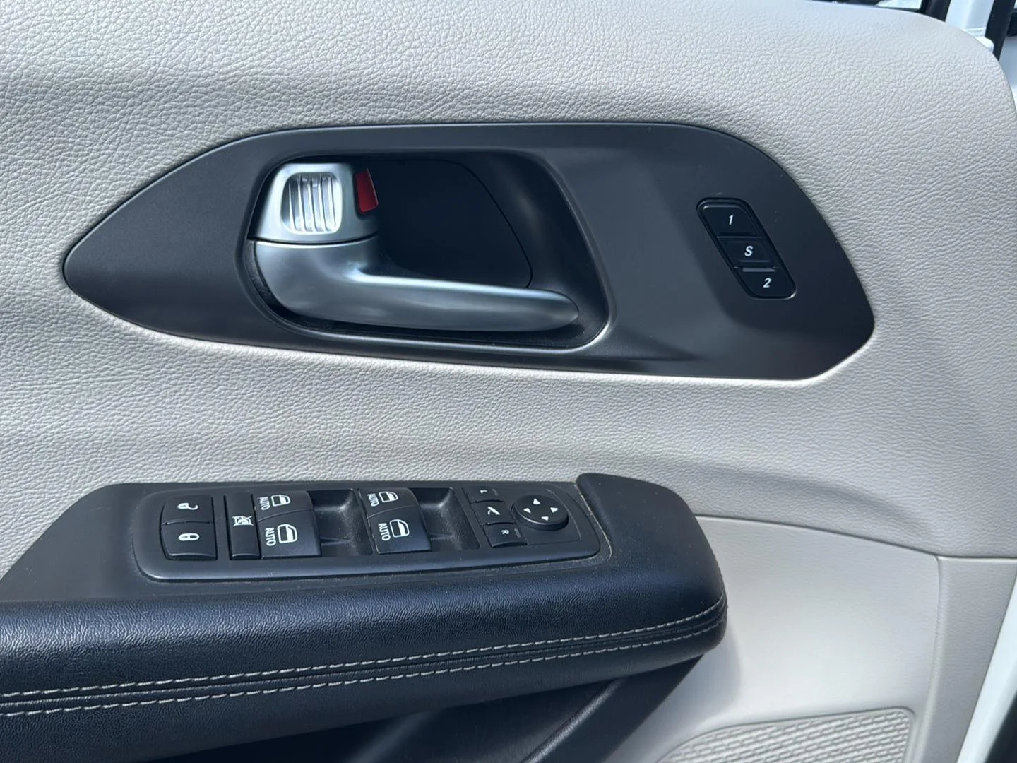 Used 2019 Bright White Clearcoat Chrysler Limited image 10