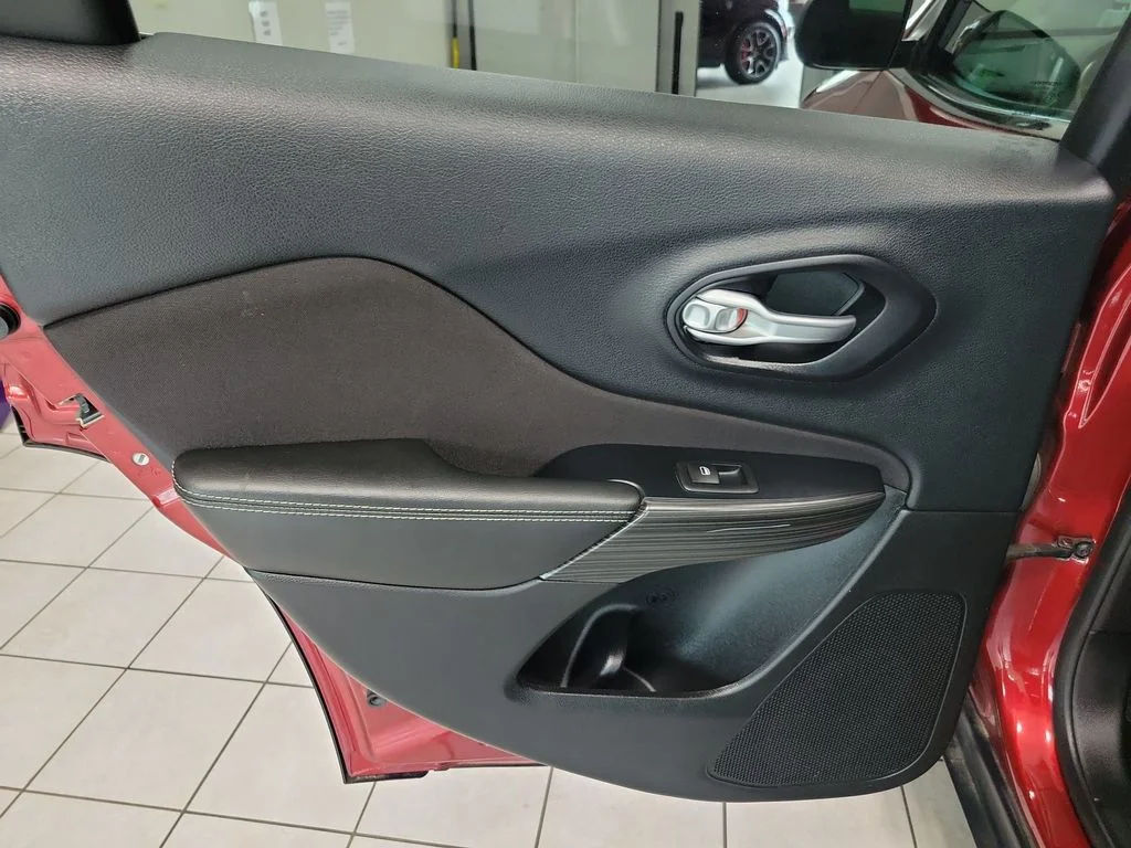 Used 2015 Red Jeep Latitude image 22