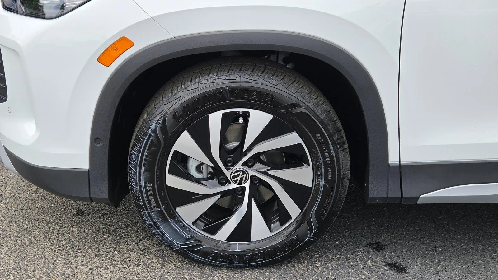 New 2026 pure white Volkswagen S image 13