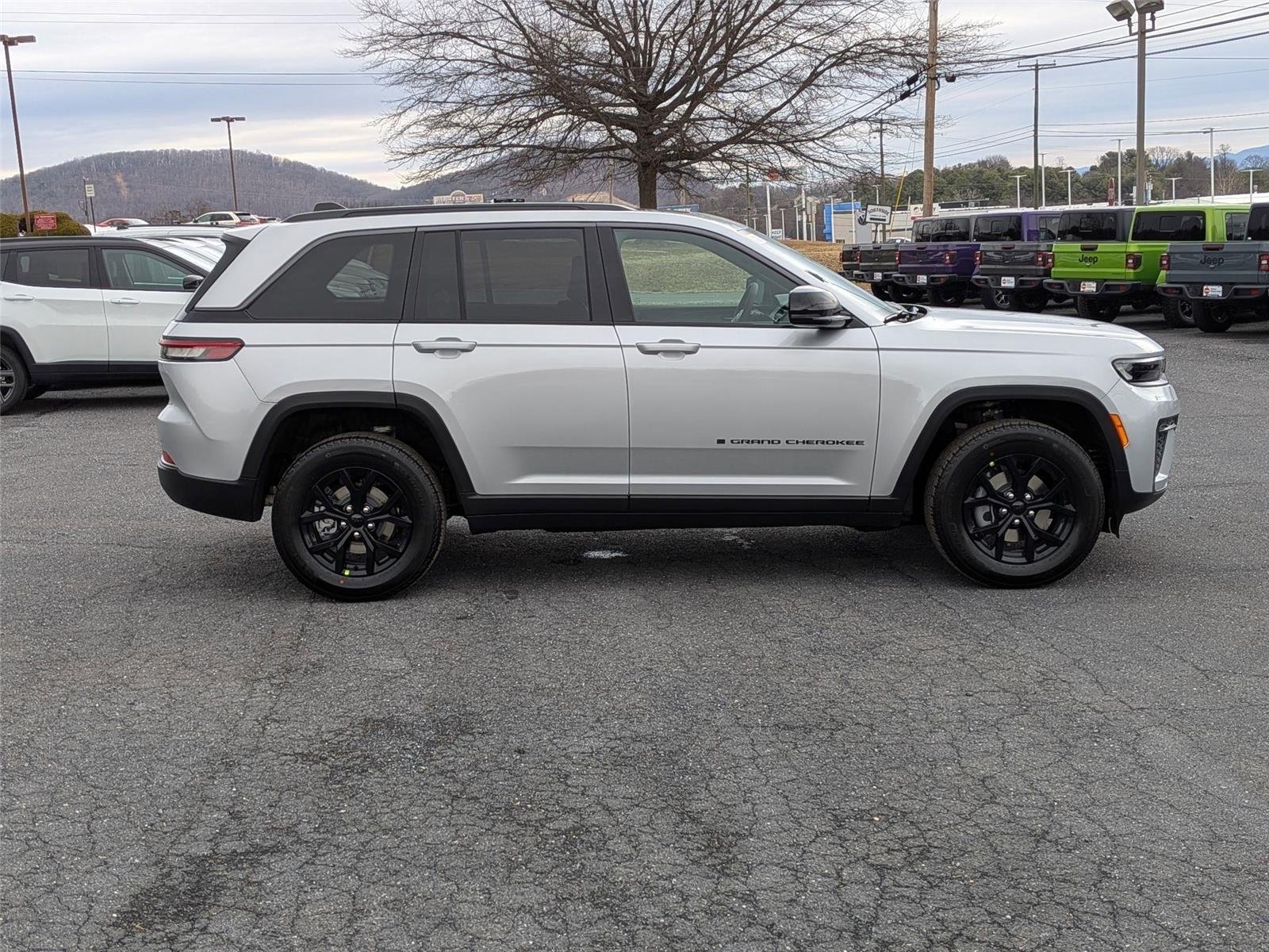 New 2026 Silver Zynith Exterior Paint Jeep Laredo Altitude image 4