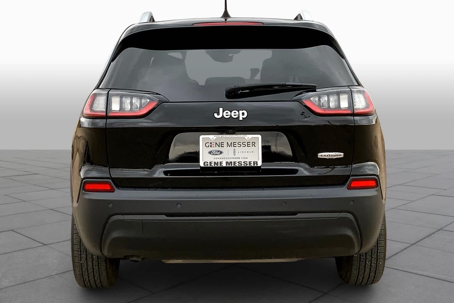 Used 2019 Diamond Black Crystal Pearlcoat Jeep Latitude Plus image 5
