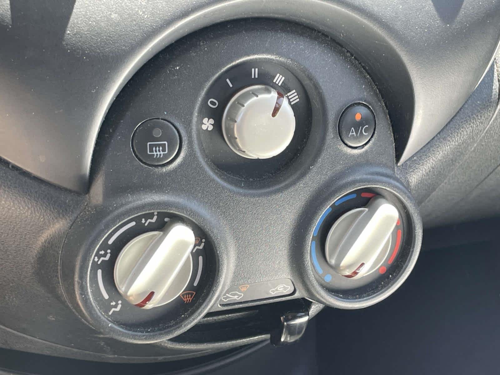 Used 2014 Metallic Peacock Nissan SV image 22