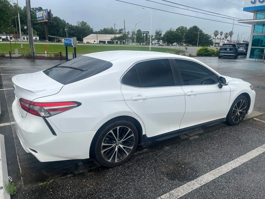 Used 2018 White Toyota SE image 4
