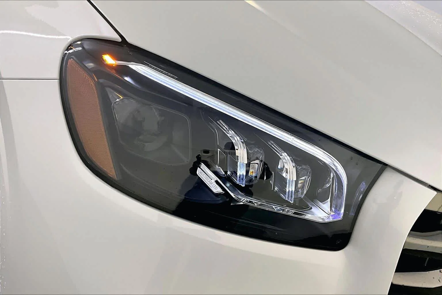 New 2026 MANUFAKTUR Moonlight White Metallic Mercedes-Benz GLS 450 image 16
