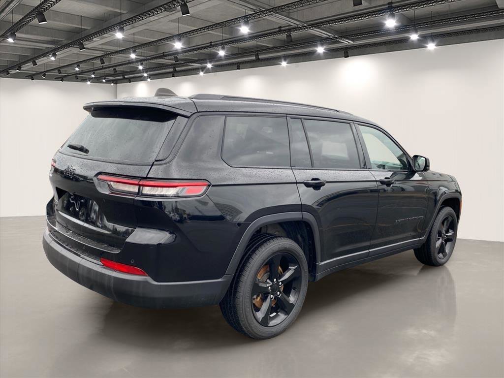 Used 2023 Diamond Black Crystal Pearlcoat Jeep Altitude image 7