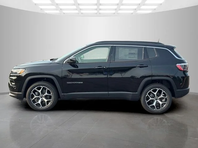 New 2026 Diamond Black Crystal Pearl-Coat Exterior Paint Jeep Limited image 4