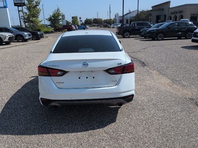 Used 2020 White Nissan 2.5 SR image 17