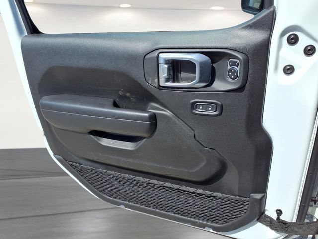 Used 2025  Jeep Rubicon image 17