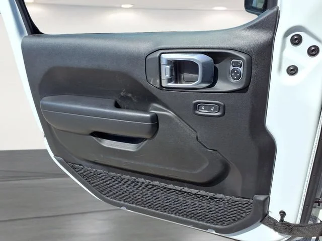 Used 2025  Jeep Rubicon image 17