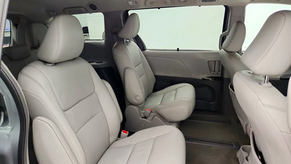 Used 2017 Silver Sky Metallic Toyota XLE Premium AWD 7-Passenger image 24