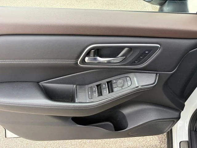 Used 2021 White Nissan Platinum image 16