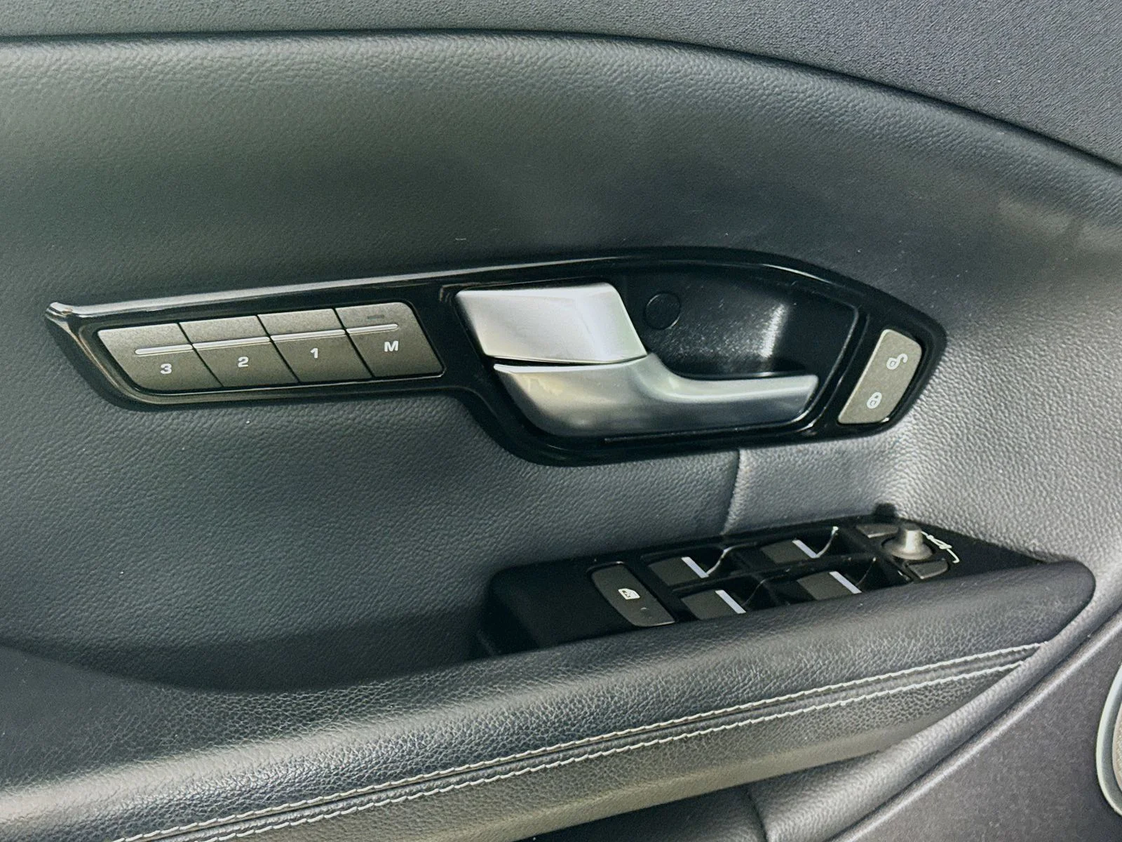 Used 2017  Land Rover SE image 20
