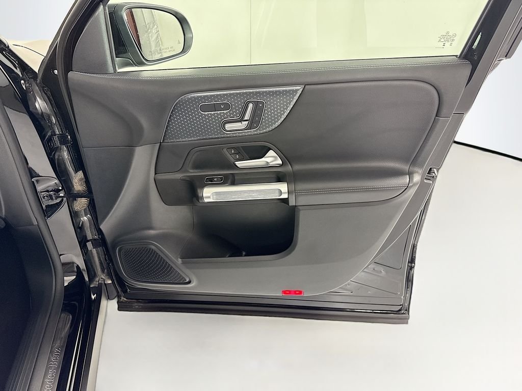 Used 2025 Night Black Mercedes-Benz GLB 250 image 25