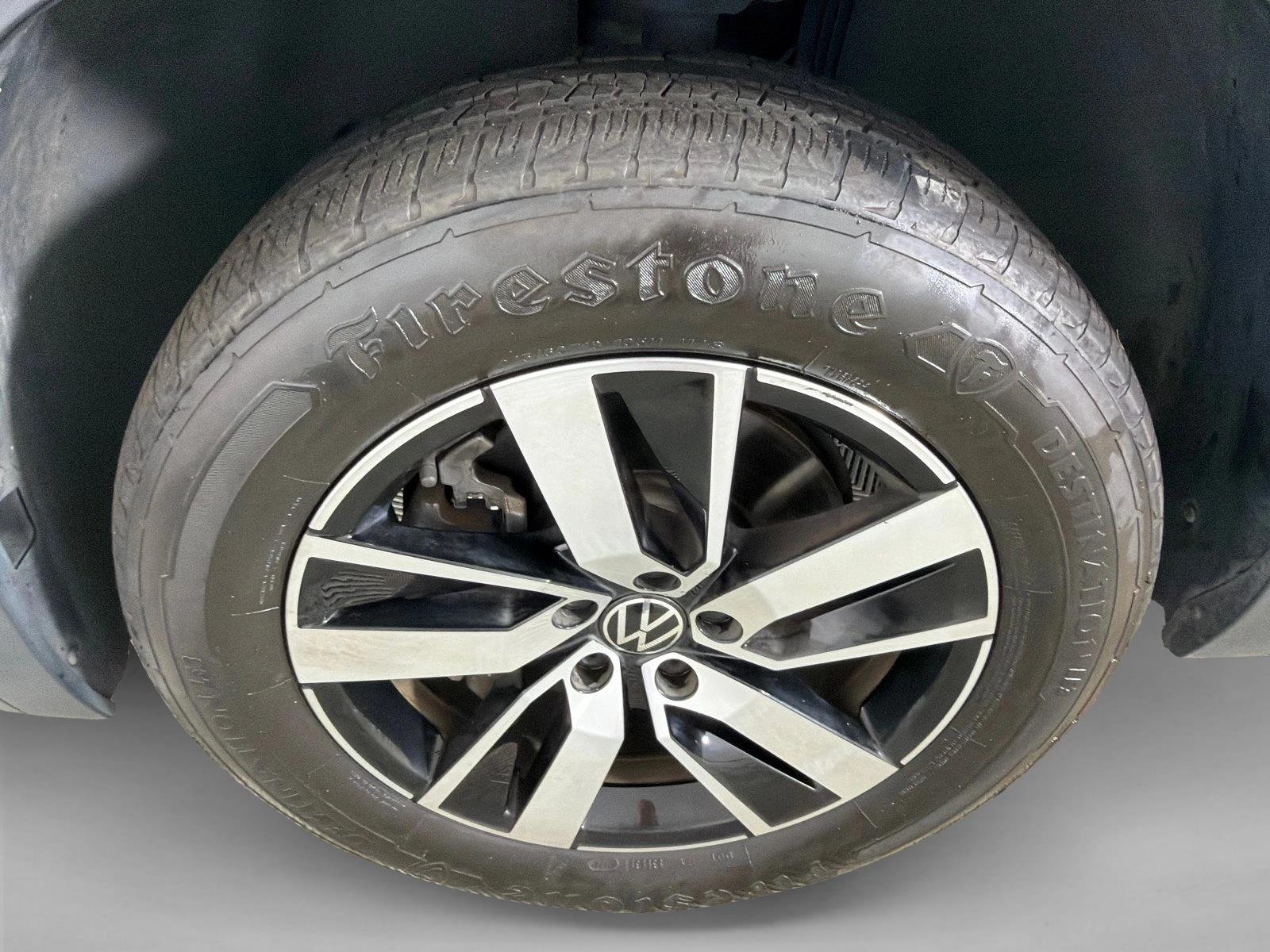 Used 2021 Silver/Gray Volkswagen 2.0T SE image 11