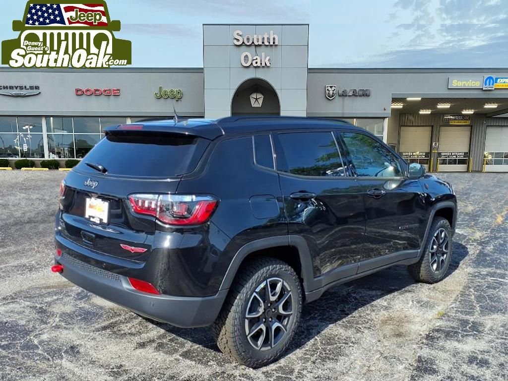 New 2026 Diamond Black Crystal Pearl-Coat Exterior Paint Jeep Trailhawk image 3