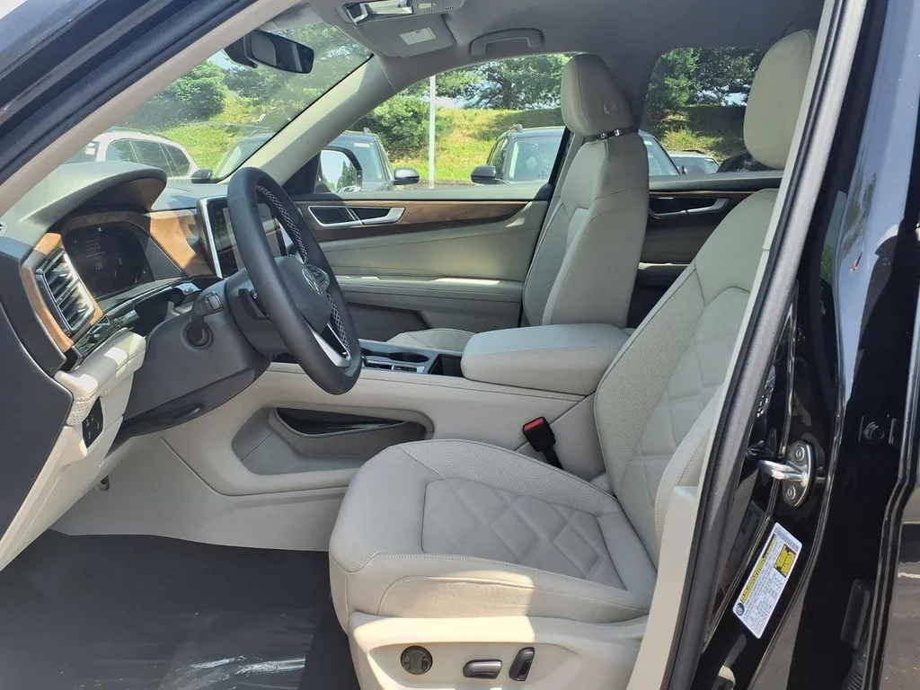 New 2026 Deep Black Pearl Volkswagen 2.0T SE image 8