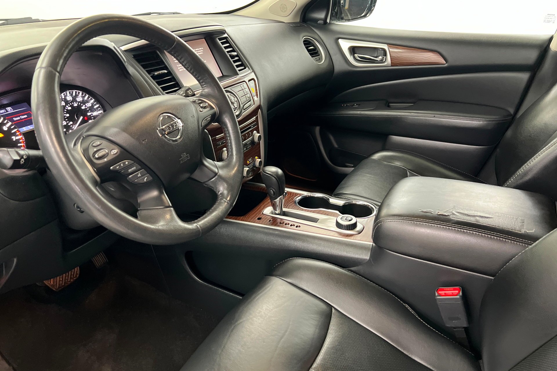 Used 2017 Pearl White Nissan Platinum image 17