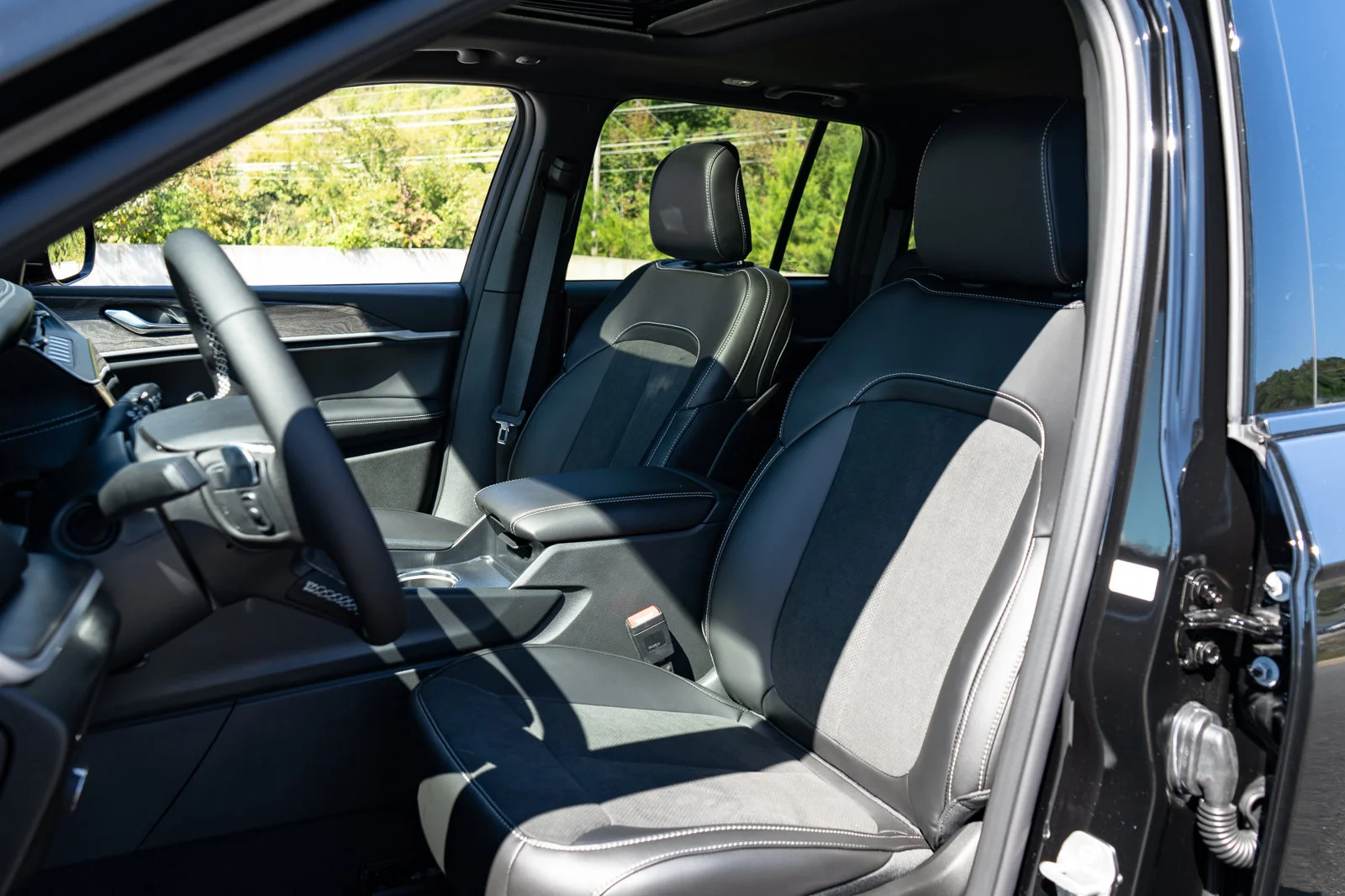New 2027 High-Gloss Black Paint Jeep Altitude image 15