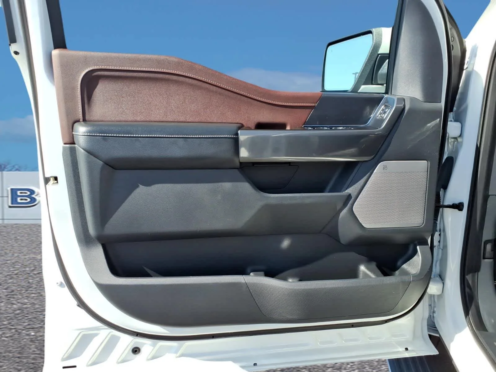 Used 2023 Star White Metallic Tri-Coat Ford LARIAT image 11