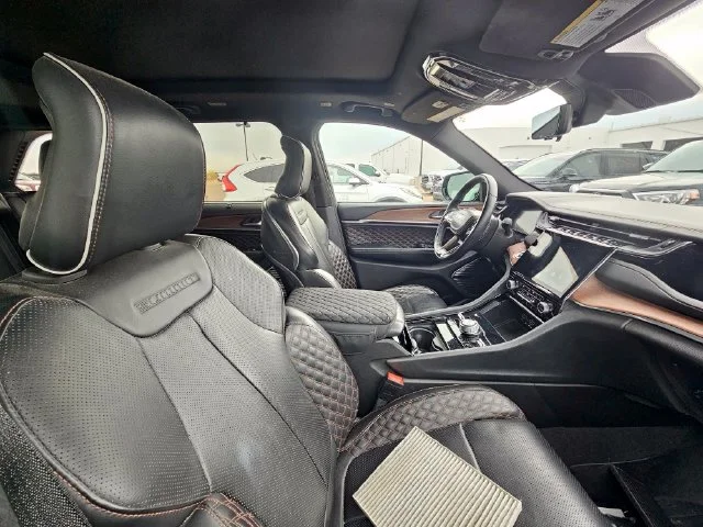 Used 2023  Jeep Summit image 19