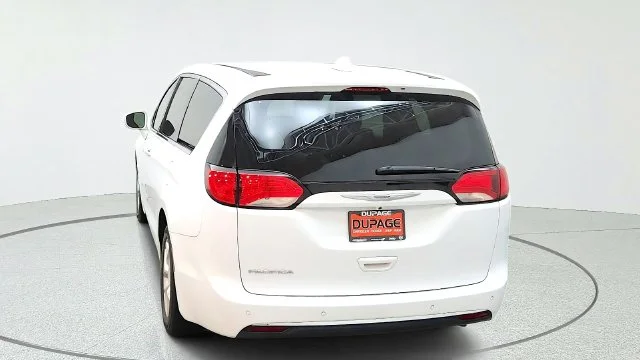 Used 2018 White Chrysler Touring Plus image 9