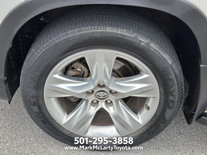 Used 2017 Blizzard Pearl TOYOTA LIMITED V6 FWD image 17